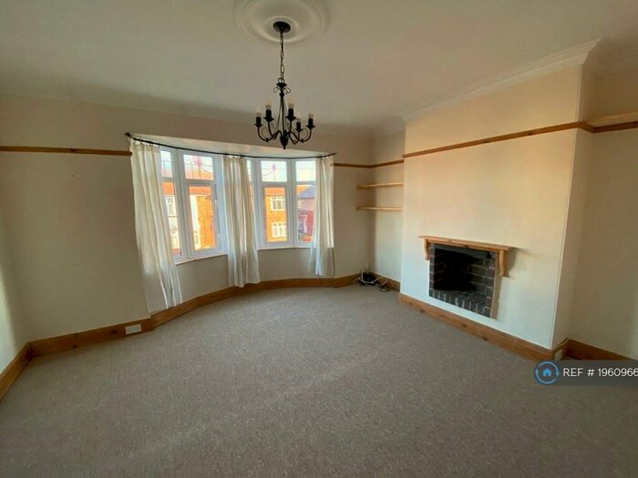 2 Bedroom Flat To Rent In High Heaton, Newcastle Upon Tyne, NE7