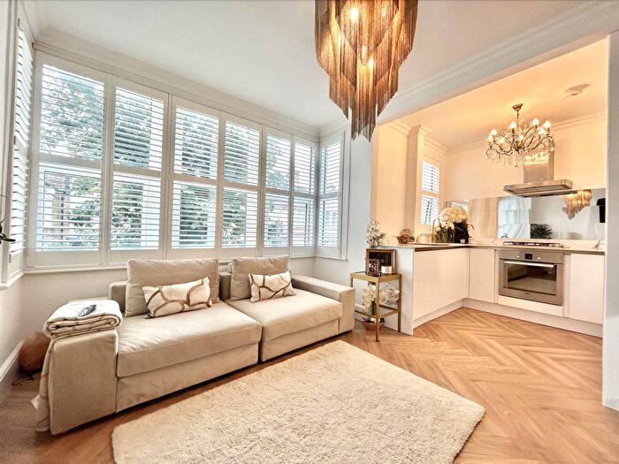 1 Bedroom Flat For Sale In Leigh Hall Road, Leigh-On-Sea, SS9