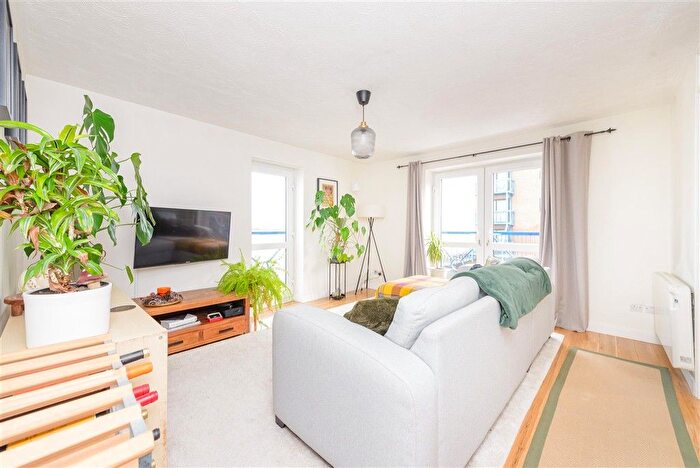 2 Bedroom Flat For Sale In West Street, Gravesend, Kent, DA11