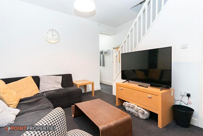 5 Bedroom Terraced House To Rent In Bedroom, Edinburgh Road - Kensington, L7