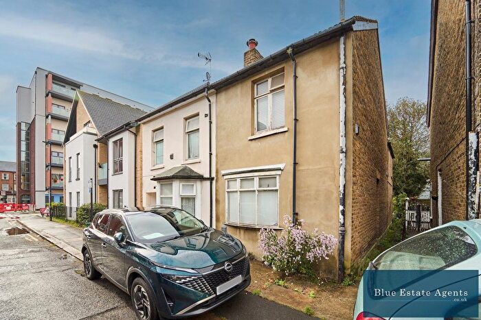 2 Bedroom Semi-detached House For Sale In Upton Road, Hounslow, TW3