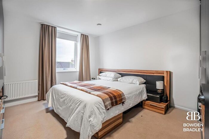1 Bedroom Apartment For Sale In Marine Crescent, Hainault, IG6