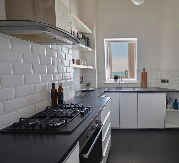 2 Bedroom Apartment To Rent In Kingsway, Hove, BN3