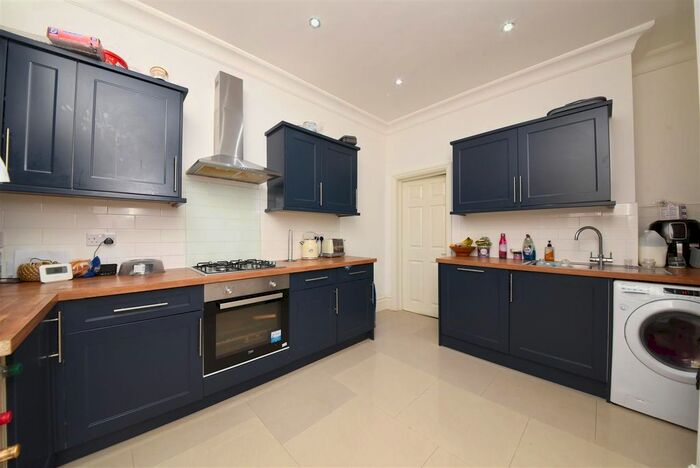2 Bedroom Flat To Rent In Nether Street, London, N3
