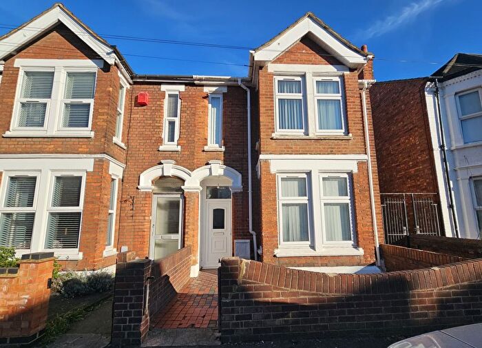 4 Bedroom Semi Detached House To Rent In Hurst Grove, Bedford, MK40