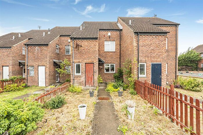 3 Bedroom Town House For Sale In Drewett Close, Reading, RG2