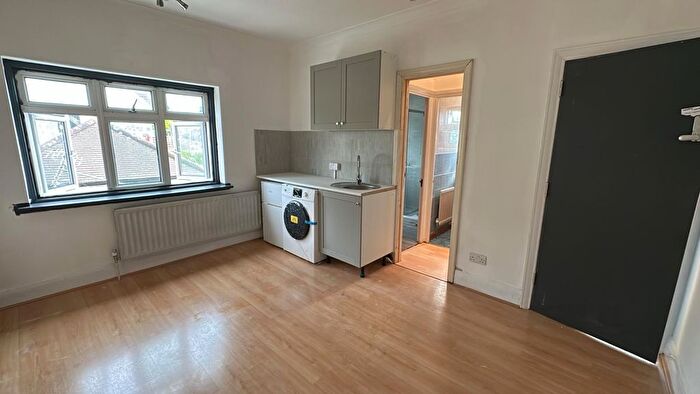 Studio To Rent In North Circular Road, London, NW2