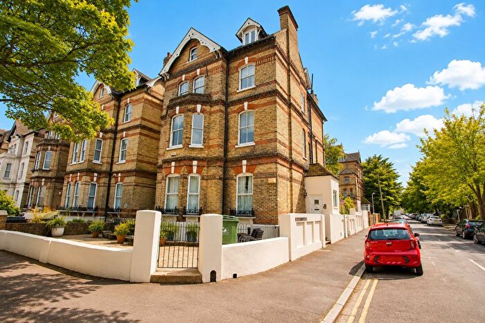3 Bedroom Flat For Sale In Earls Avenue, Folkestone, Kent, CT20