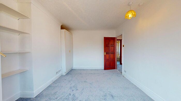 1 Bedroom Semi-Detached House To Rent In Kingsmead Drive, Northolt, UB5