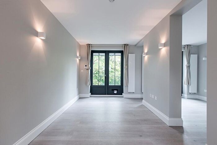 Flat To Rent In Flat Riverside Apartment, N13