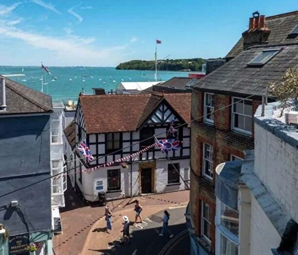 2 Bedroom Flat To Rent In Old Town, Cowes, PO31