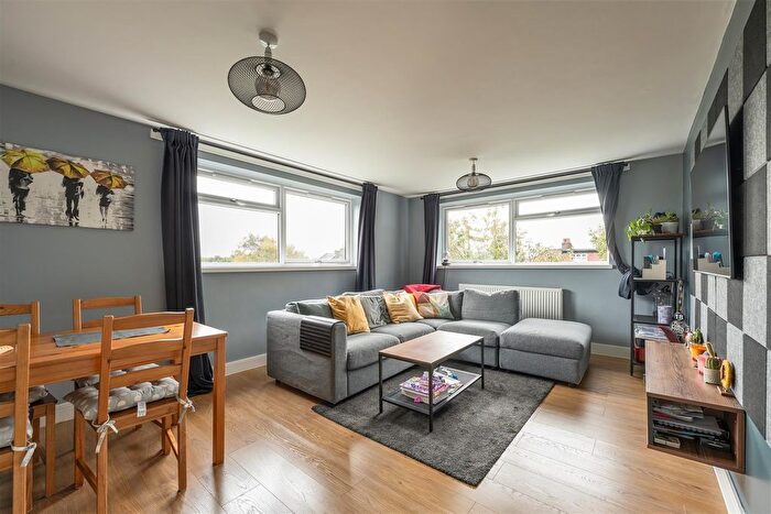 2 Bedroom Flat For Sale In Lynwood Close, South Woodford, E18