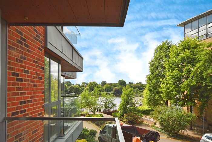 1 Bedroom Flat For Sale In High Street, Brentford, TW8