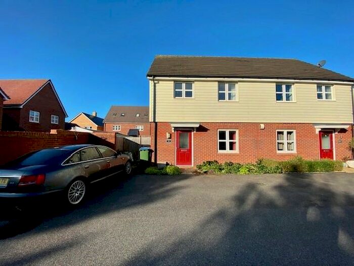 3 Bedroom Semi-Detached House To Rent In Farleigh Drive, Aylesbury, HP18