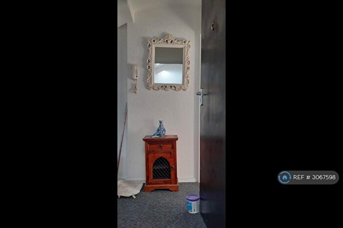 2 Bedroom Flat To Rent In Harehills Avenue, Leeds, LS7