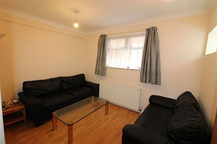 4 Bedroom Semi-Detached House To Rent In Burlington Road, Southampton, SO15