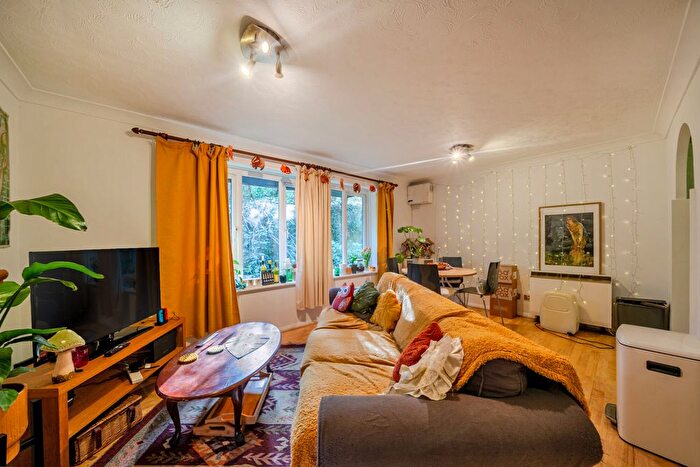 2 Bedroom Flat For Sale In Linwood Close, Camberwell, London, SE5