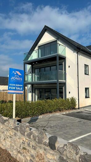 2 Bedroom Apartment For Sale In Traeth Bychan, Marianglas, LL73