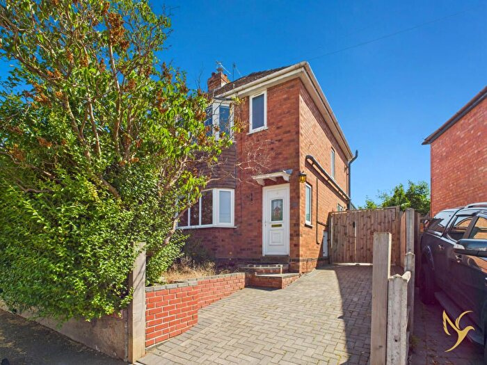 3 Bedroom Semi-Detached House For Sale In Oldbury Road, Worcester, WR2