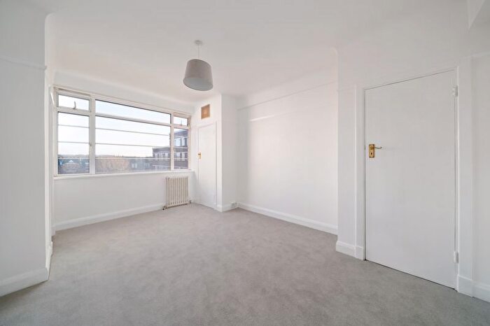 Studio For Sale In Balham High Road, London, SW17