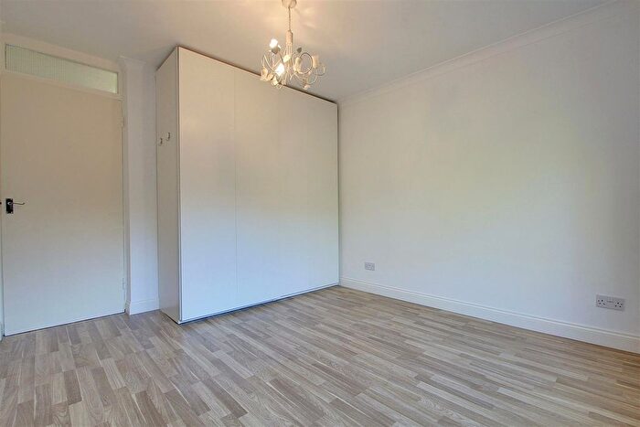 1 Bedroom Flat To Rent In High Street, Kings Langley, WD4
