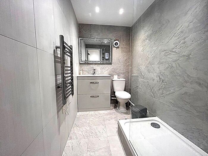 1 Bedroom Flat For Sale In Hindhead Gardens, Northolt, UB5
