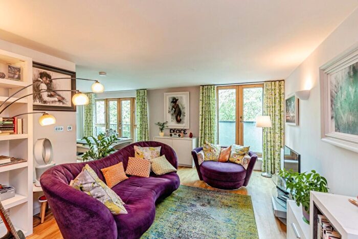 2 Bedroom Flat For Sale In Hotwell Road, Bristol, BS8