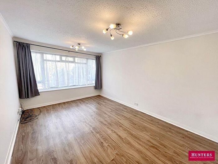 2 Bedroom Flat For Sale In Friern Mount Drive, London, N20