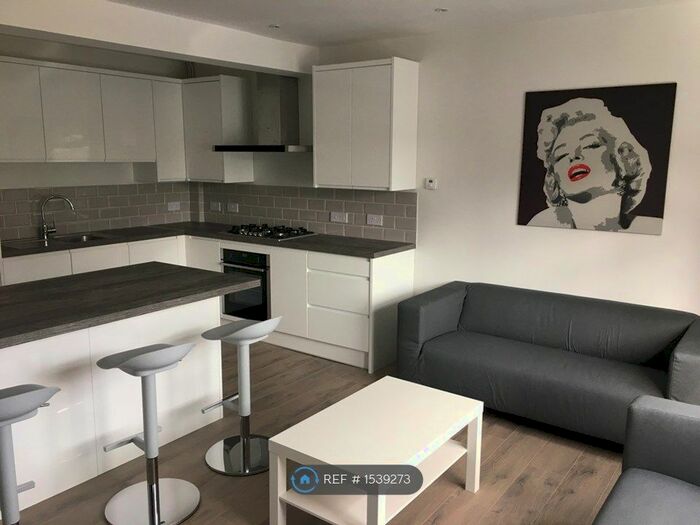 6 Bedroom Semi-Detached House To Rent In Battery Hill, Winchester, SO22