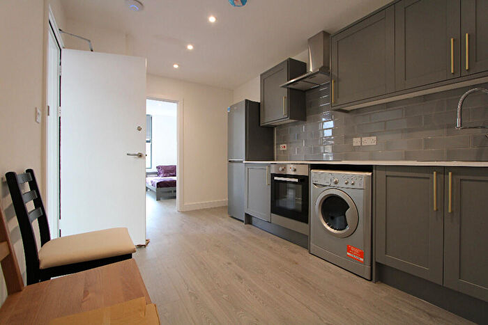 3 Bedroom Flat To Rent In Parkgate Road, London, SW11
