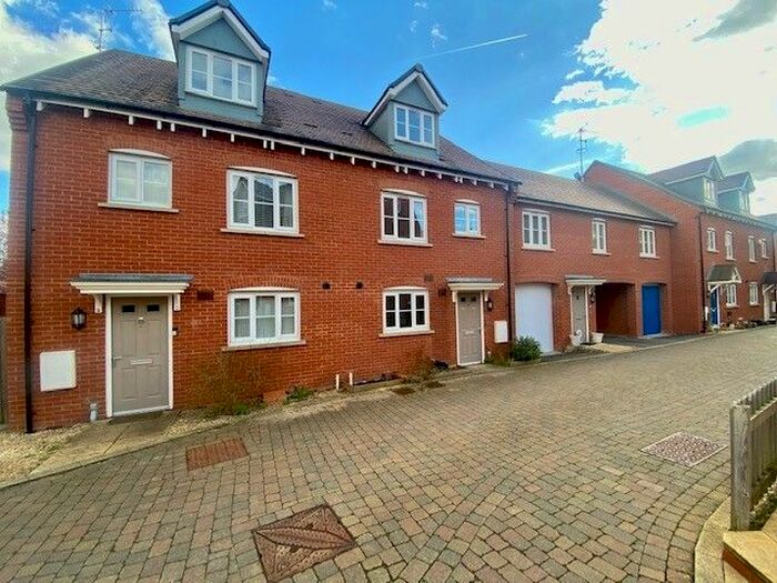 4 Bedroom Town House To Rent In Rede Close, Aylesbury, HP19