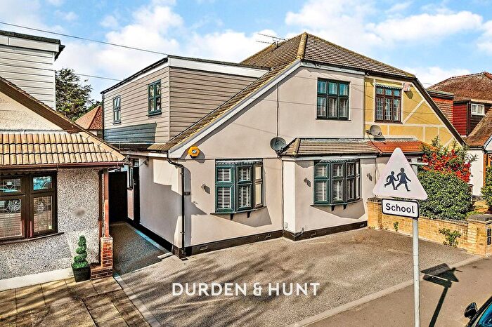 4 Bedroom Semi Detached House For Sale In Blacksmiths Lane, Rainham, RM13
