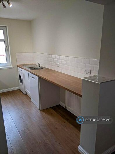 3 Bedroom Flat To Rent In Sinclair Place, Edinburgh, EH11