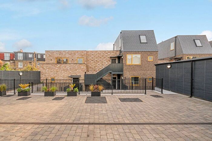 3 Bedroom Flat For Sale In Carpenters Mews, Wandsworth, London, SW17