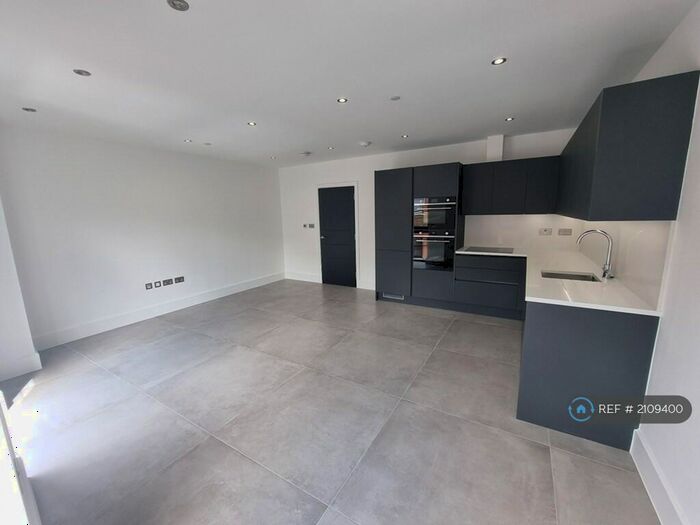 2 Bedroom Flat To Rent In Trade Court, London, SE19