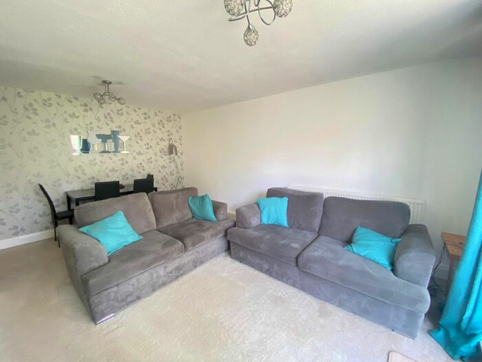 2 Bedroom Flat To Rent In Tedder Close, Uxbridge, UB10