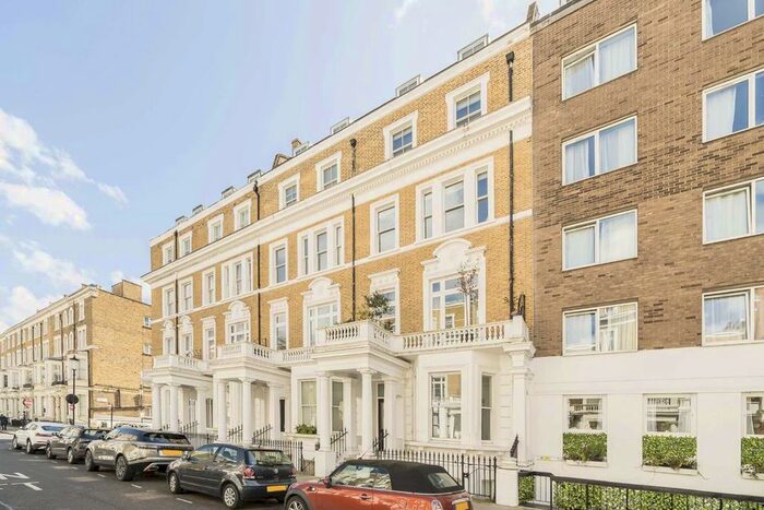 3 Bedroom Flat To Rent In Nevern Place, London, SW5