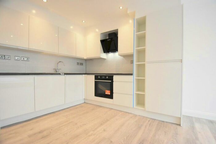 3 Bedroom Apartment To Rent In Three Bedroom Flat To Rent In Epsom, KT17
