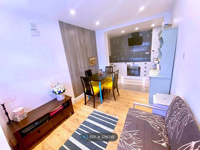 2 Bedroom Maisonette To Rent In Hatton Avenue, Slough, SL2