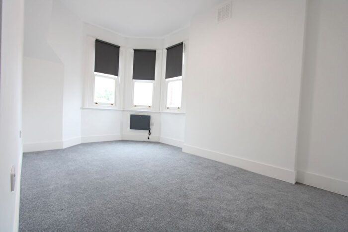 4 Bedroom Flat To Rent In Nightingale Lane, Wandsworth, SW12