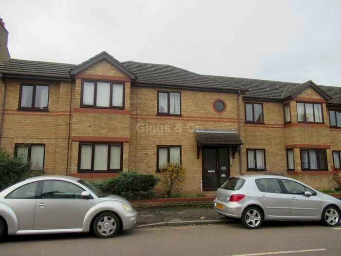 2 Bedroom Flat To Rent In Avenue Road, St Neots, PE19