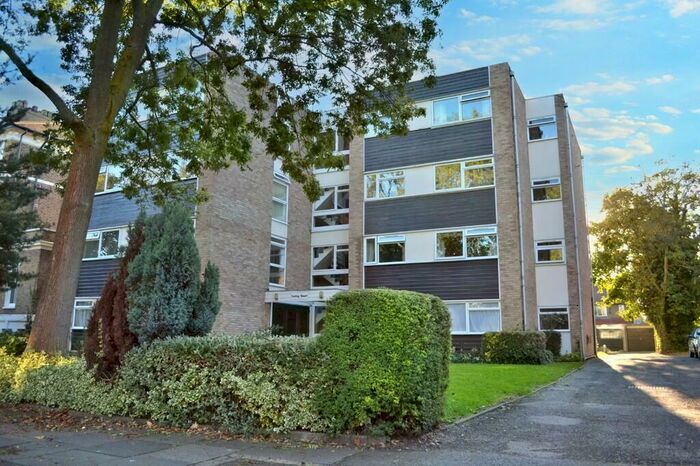 2 Bedroom Apartment To Rent In Berrylands, KT5
