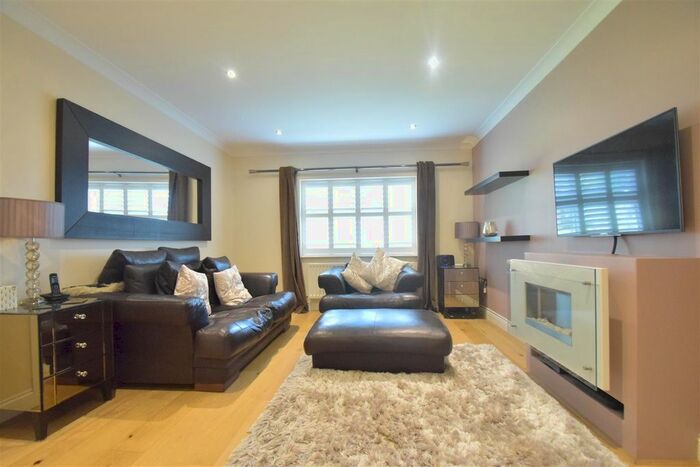 2 Bedroom Flat To Rent In Morton Close, Hillingdon, UB8