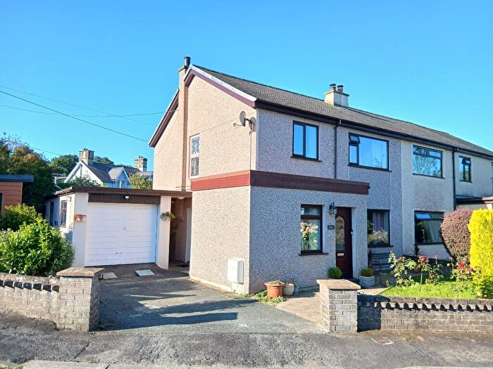 3 Bedroom Semi-Detached House For Sale In Tregarth, LL57