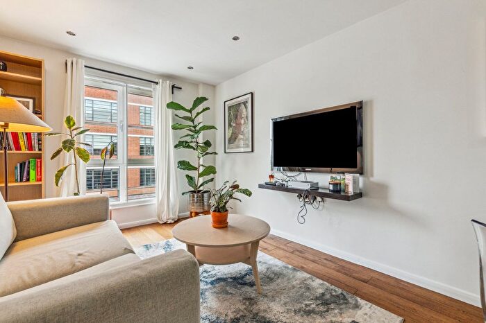 2 Bedroom Flat To Rent In Roberts Court, Essex Road, N1