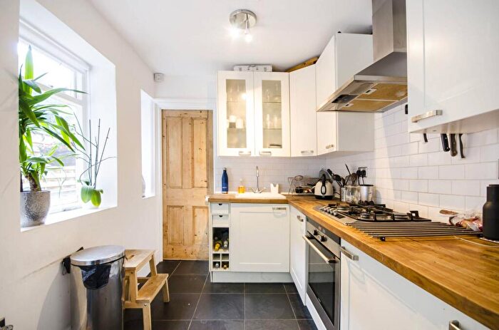 1 Bedroom Flat To Rent In Walford Road, Stoke Newington, London, N16