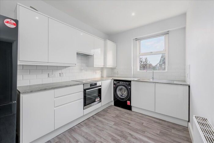 2 Bedroom Flat To Rent In Uxbridge Road, Shepherds Bush, London, W12