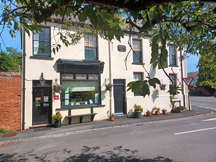 4 Bedroom Detached House For Sale In The Triangle, Kenton, EX6