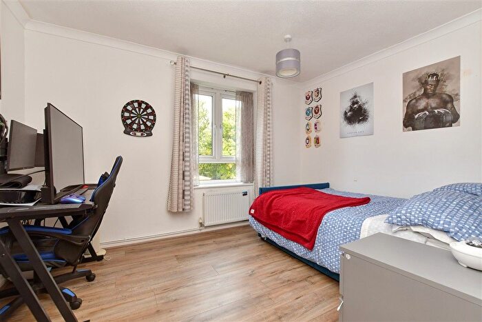 3 Bedroom Maisonette For Sale In Douglas Close, Wallington, Surrey, SM6