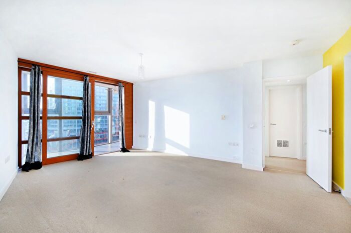 1 Bedroom Flat For Sale In Falcon Wharf, Lombard Road, SW11